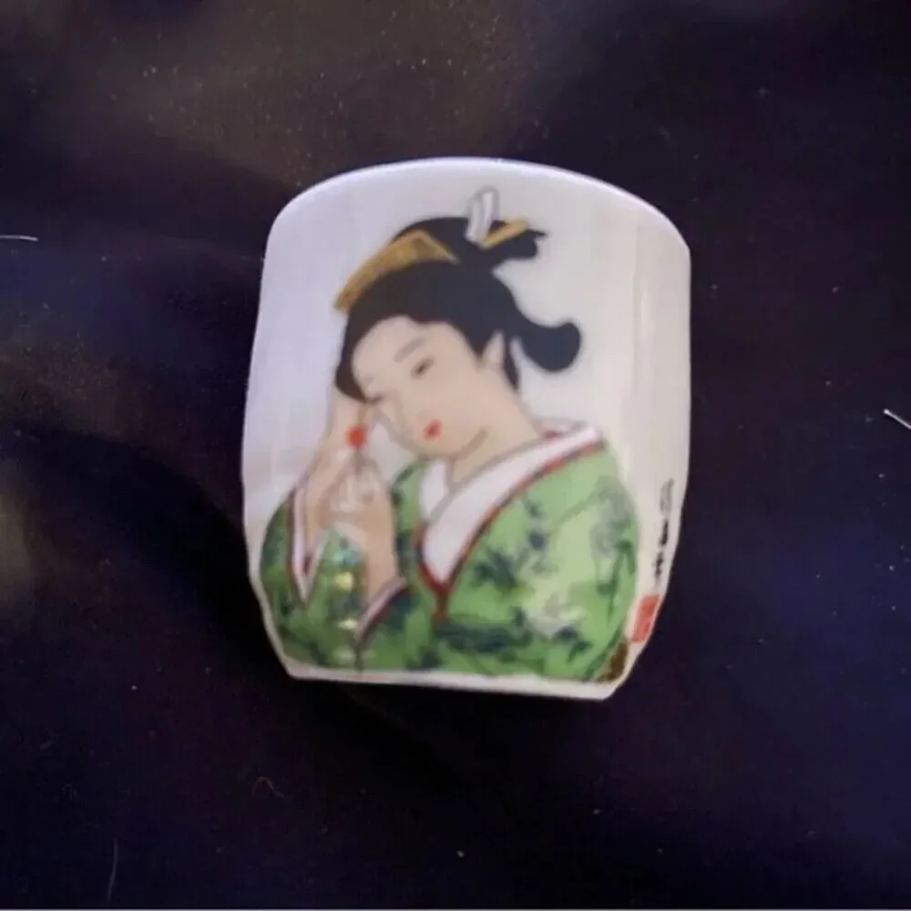 Set of 5 vintage hand-painted geisha style sake cups with the box.0